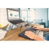 suporte para notebook preto metal reliza em uso
