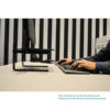 suporte office ergonomico reliza ambientado em uso vidro preto 04