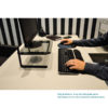 suporte office ergonomico reliza ambientado em uso vidro preto 03